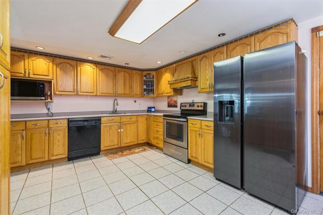 54 College Hills Drive, Farmingville, NY 11738