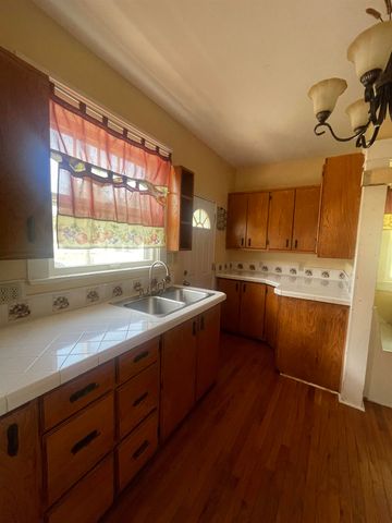 1422 Washington St, Harper, KS 67058