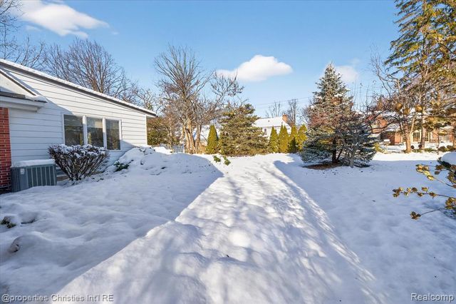 1509 Yorkshire Road, Birmingham, MI 48009