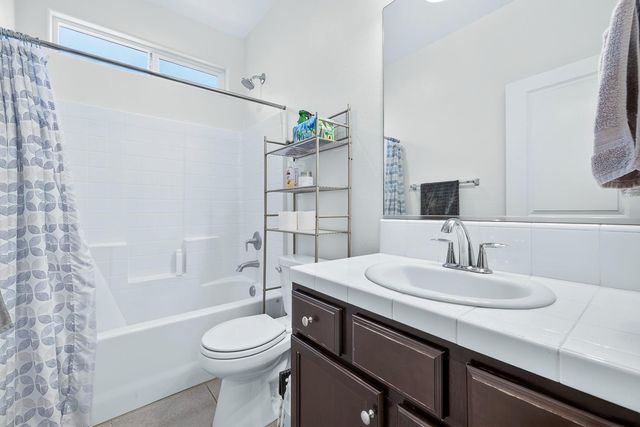 6211 N Vista Avenue, Fresno, CA 93722