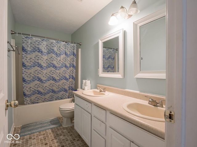 7611 Penguin Circle, Indianapolis, IN 46239