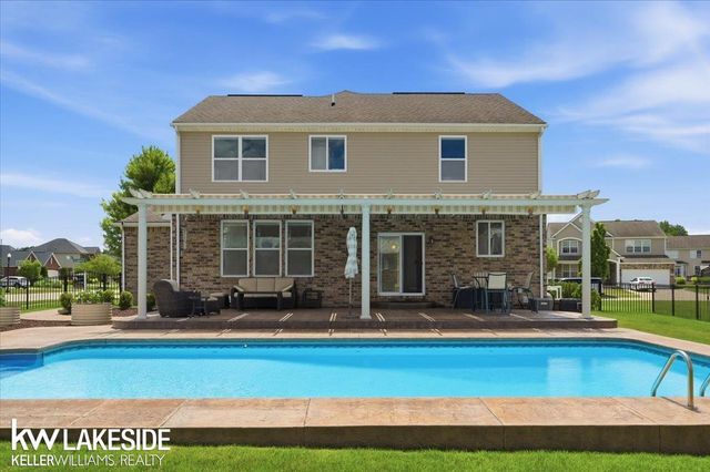 21965 Bellewood Drive, Macomb, MI 48044
