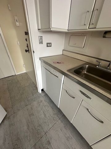 5757 N Sheridan Road 18J, Chicago, IL 60660