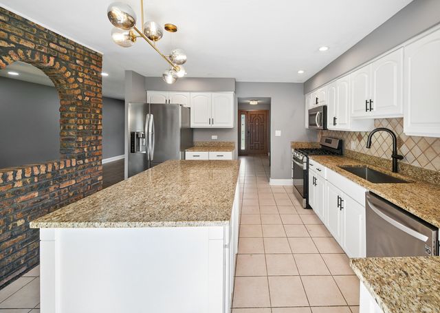 568 N Plamondon Drive, Addison, IL 60101