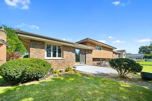 568 N Plamondon Drive, Addison, IL 60101