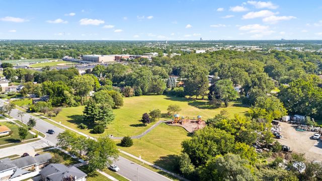 568 N Plamondon Drive, Addison, IL 60101
