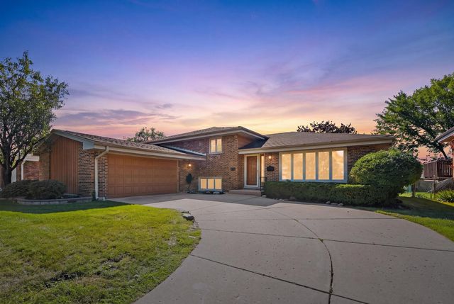 568 N Plamondon Drive, Addison, IL 60101
