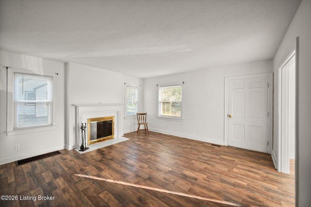 404 Christopher Pl, Louisville, KY 40214