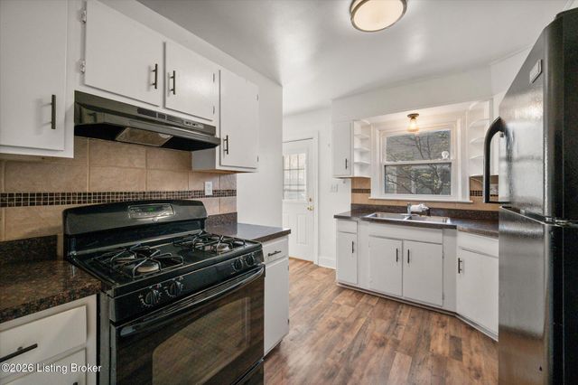 404 Christopher Pl, Louisville, KY 40214