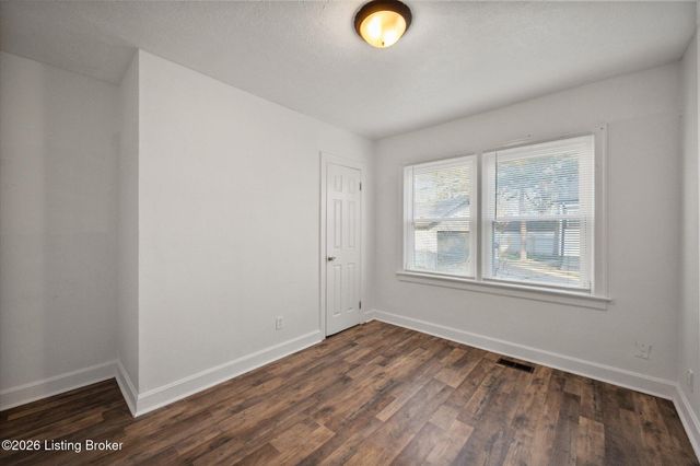 404 Christopher Pl, Louisville, KY 40214