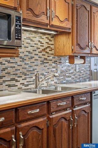 921 Cobblestone Drive, Lincoln, NE 68510