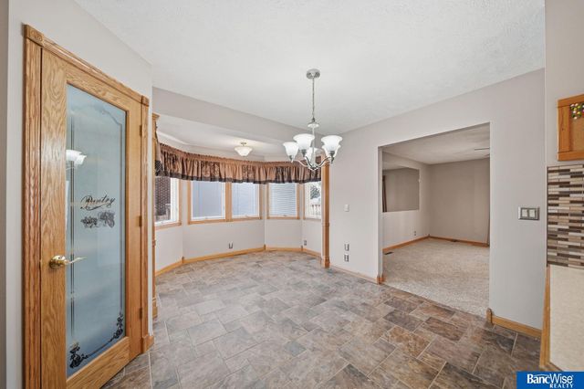 921 Cobblestone Drive, Lincoln, NE 68510