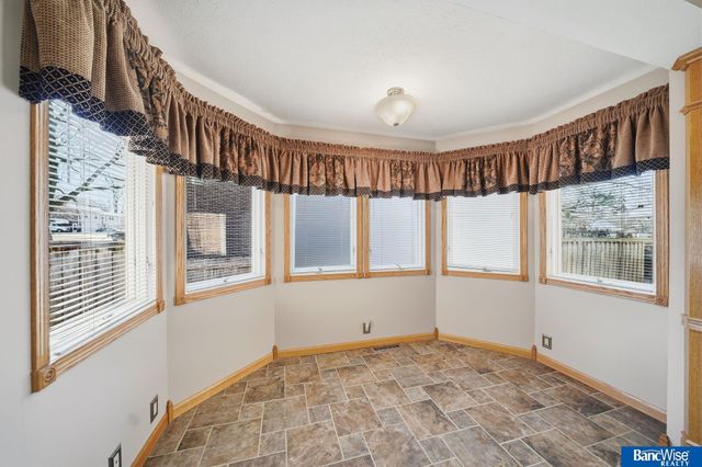 921 Cobblestone Drive, Lincoln, NE 68510