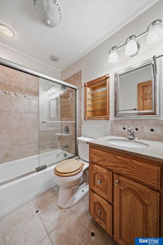 921 Cobblestone Drive, Lincoln, NE 68510