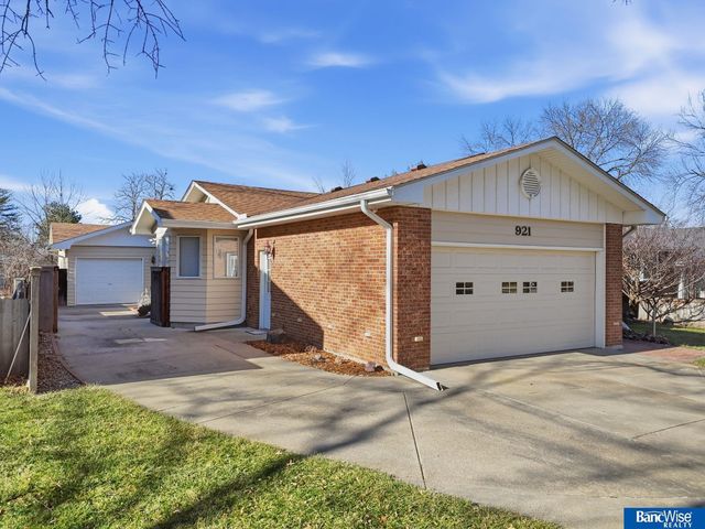 921 Cobblestone Drive, Lincoln, NE 68510