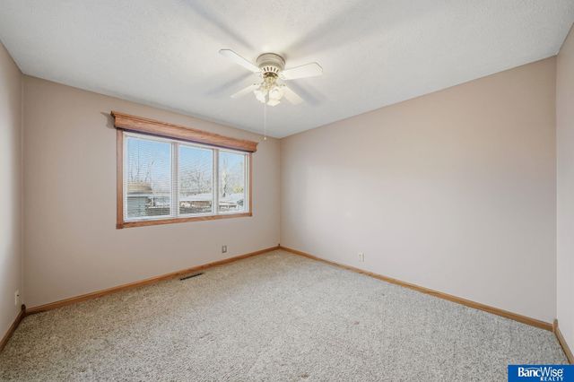 921 Cobblestone Drive, Lincoln, NE 68510