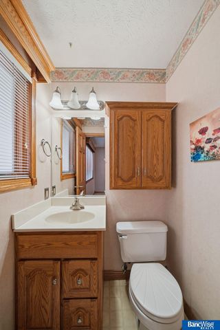 921 Cobblestone Drive, Lincoln, NE 68510