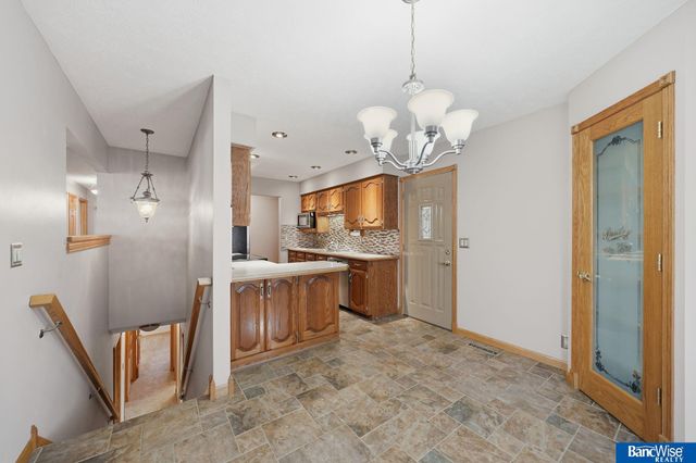 921 Cobblestone Drive, Lincoln, NE 68510