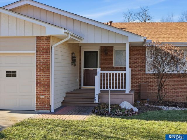 921 Cobblestone Drive, Lincoln, NE 68510