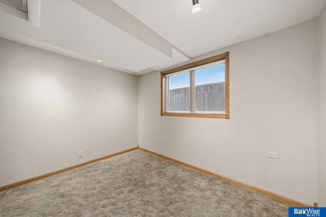 921 Cobblestone Drive, Lincoln, NE 68510