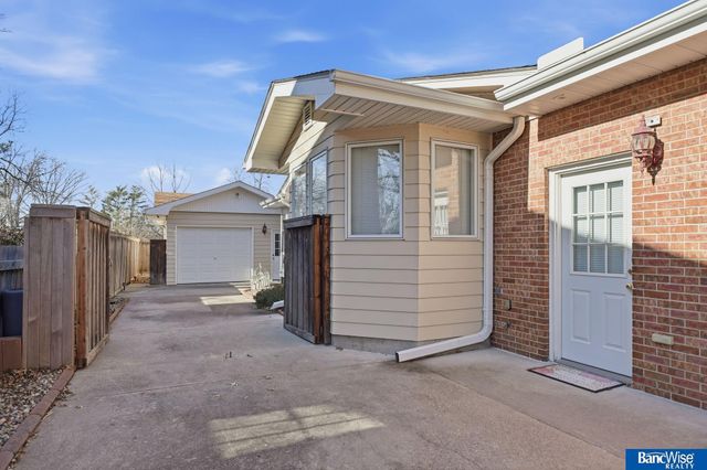 921 Cobblestone Drive, Lincoln, NE 68510