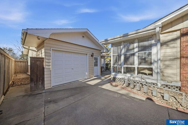 921 Cobblestone Drive, Lincoln, NE 68510