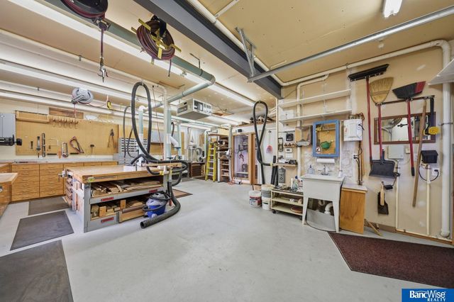 921 Cobblestone Drive, Lincoln, NE 68510