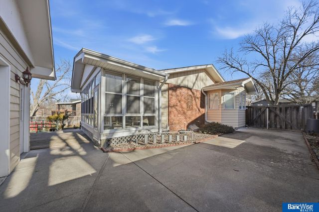 921 Cobblestone Drive, Lincoln, NE 68510