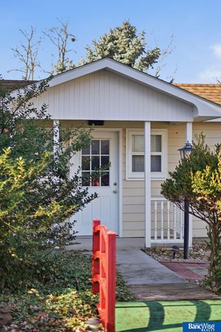 921 Cobblestone Drive, Lincoln, NE 68510