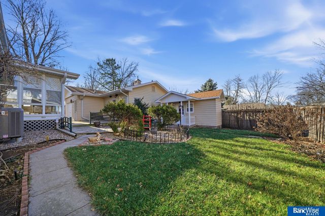 921 Cobblestone Drive, Lincoln, NE 68510