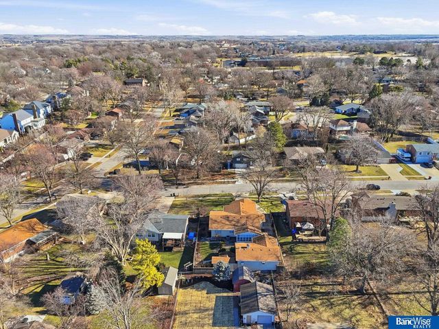 921 Cobblestone Drive, Lincoln, NE 68510