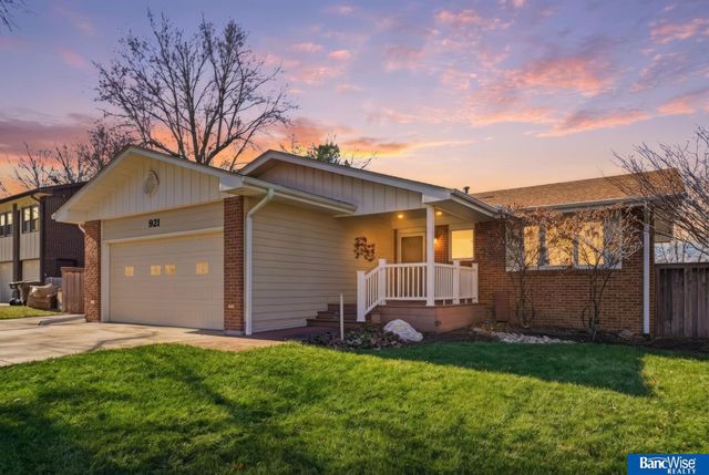 921 Cobblestone Drive, Lincoln, NE 68510