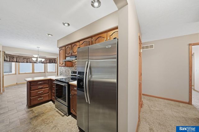 921 Cobblestone Drive, Lincoln, NE 68510