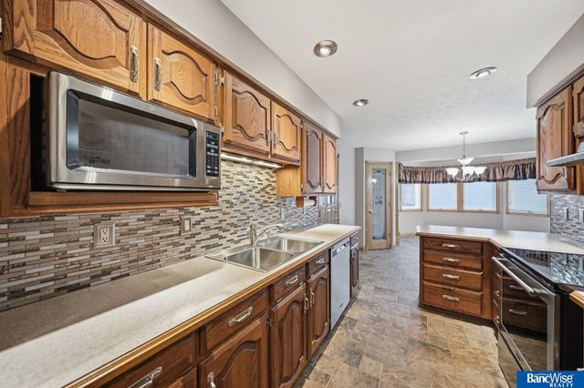 921 Cobblestone Drive, Lincoln, NE 68510