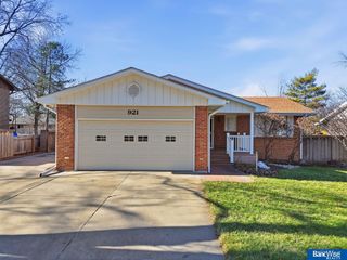 921 Cobblestone Drive, Lincoln, NE 68510