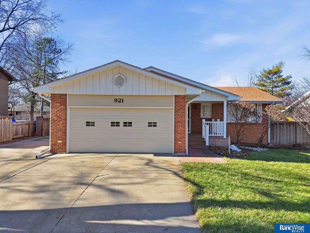 921 Cobblestone Drive, Lincoln, NE 68510