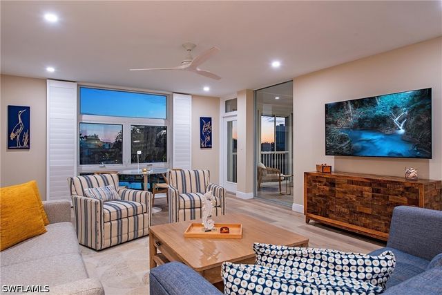 400 Park Shore DR 303, Naples, FL 34103