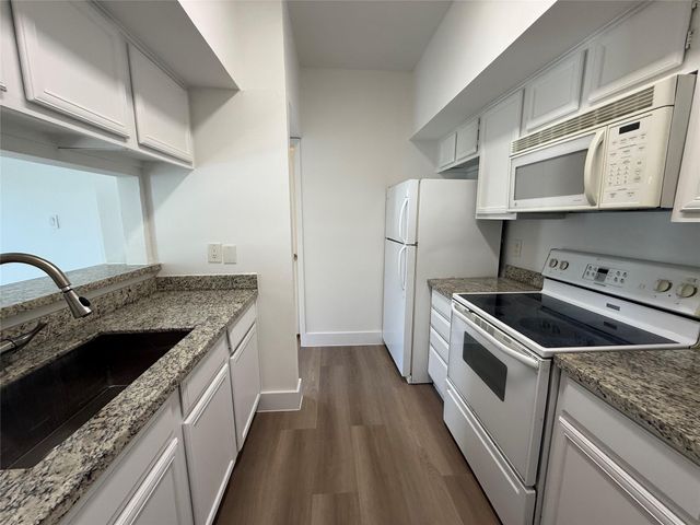 2025 Augusta Drive 207, Houston, TX 77057