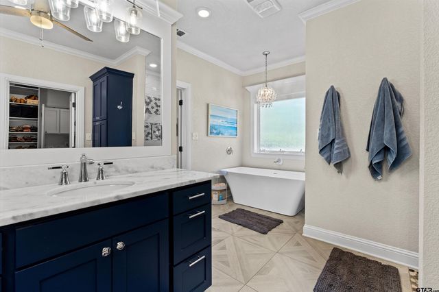 160 Chase Creek Dr. S, Henderson, TX 75654