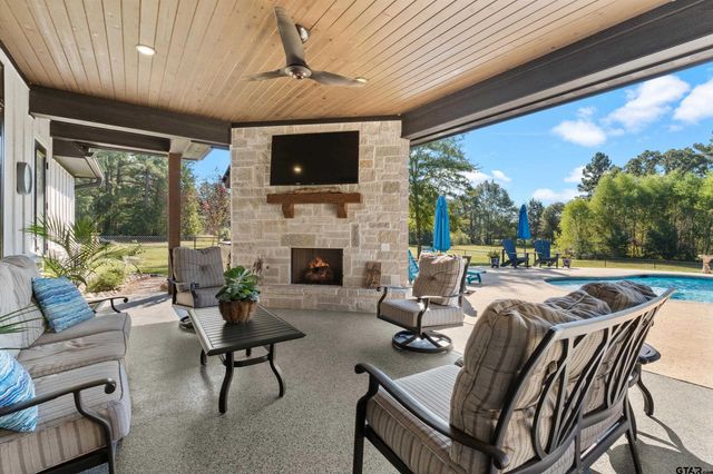 160 Chase Creek Dr. S, Henderson, TX 75654