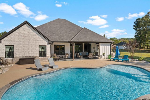 160 Chase Creek Dr. S, Henderson, TX 75654