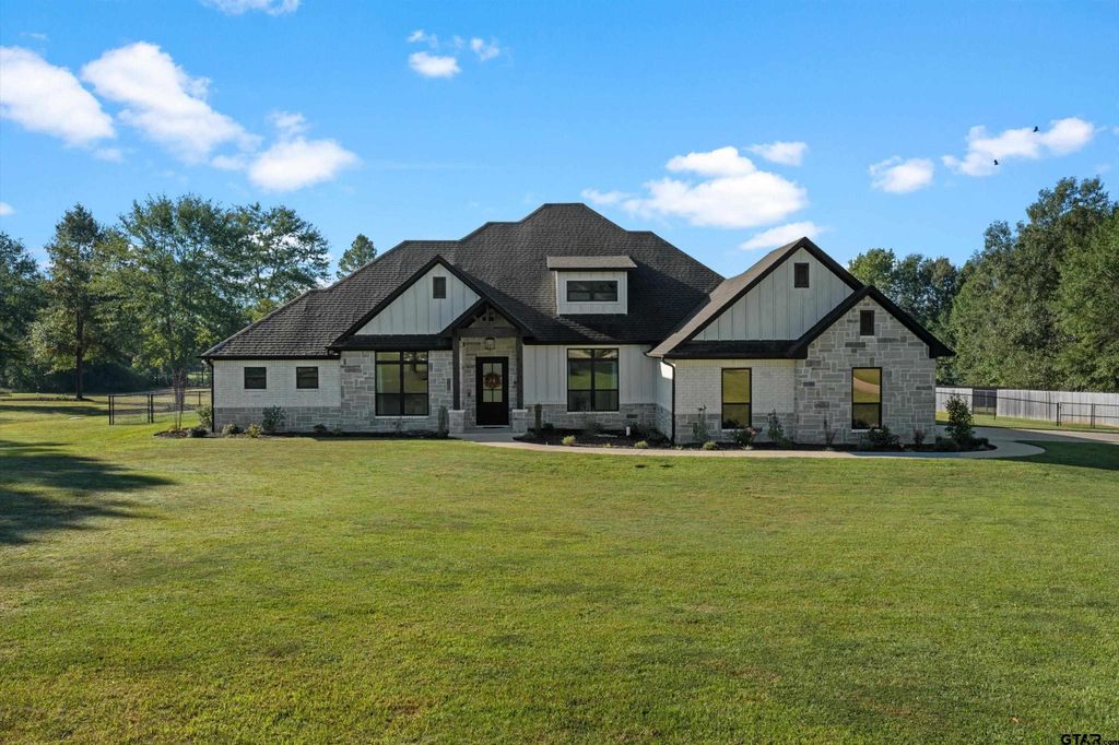 160 Chase Creek Dr. S, Henderson, TX 75654