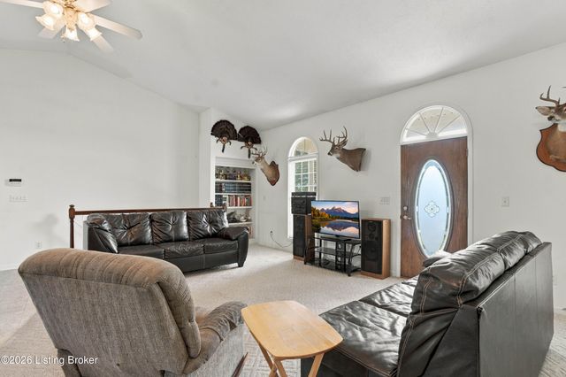 1196 Deerwood Dr, Coxs Creek, KY 40013