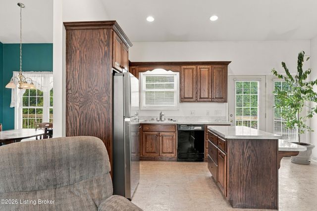 1196 Deerwood Dr, Coxs Creek, KY 40013