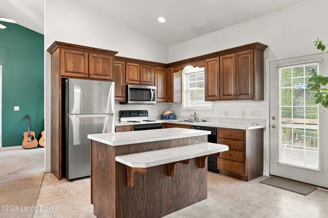 1196 Deerwood Dr, Coxs Creek, KY 40013