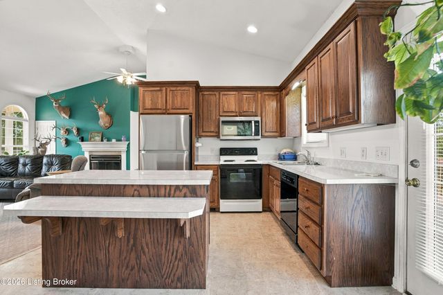 1196 Deerwood Dr, Coxs Creek, KY 40013