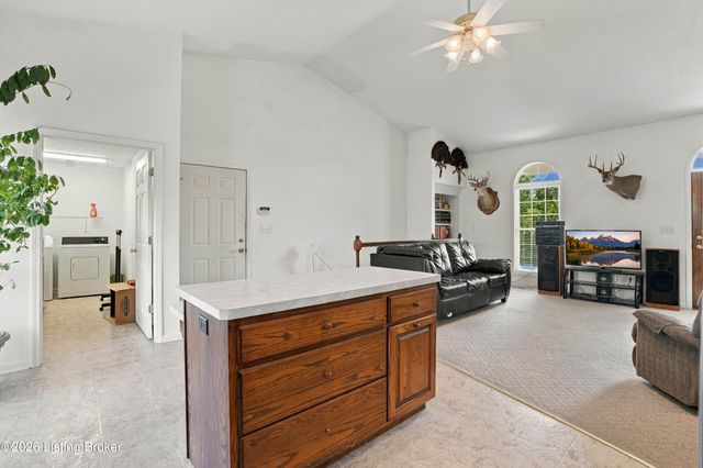1196 Deerwood Dr, Coxs Creek, KY 40013