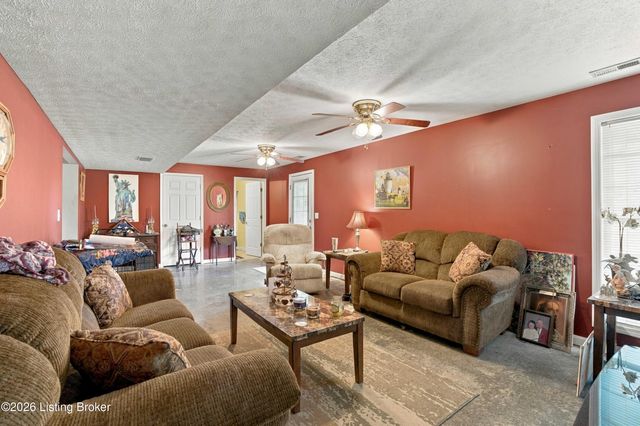1196 Deerwood Dr, Coxs Creek, KY 40013