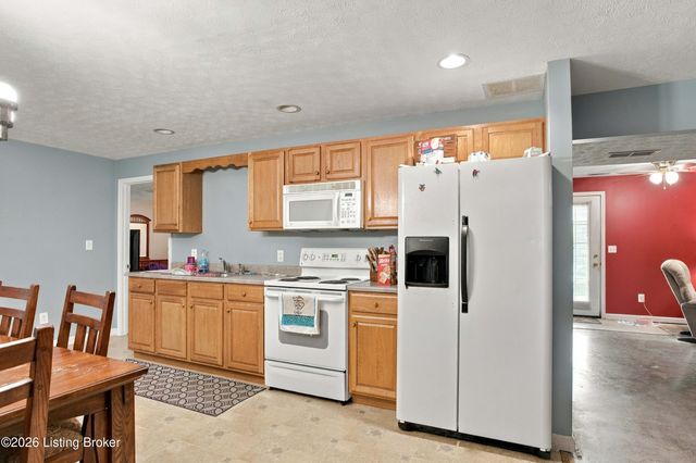 1196 Deerwood Dr, Coxs Creek, KY 40013