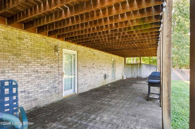 1196 Deerwood Dr, Coxs Creek, KY 40013